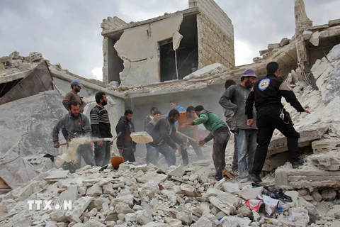 Cảnh đổ nát sau các cuộc không kích tại Idlib, Syria. (Nguồn: AFP/TTXVN)