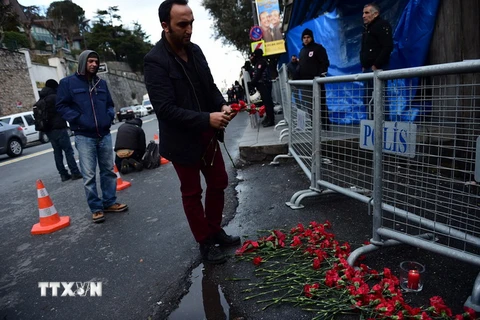 Đặt hoa tưởng niệm các nạn nhân vụ tấn công khủng bố tại hộp đêm Reina ở thành phố Istanbul ngày 1/1. (Nguồn: AFP/TTXVN)