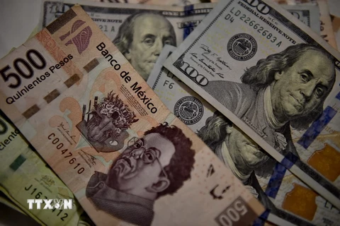 Đồng đôla Mỹ và đồng peso của Mexico. Ảnh minh họa. (Nguồn: AFP/TTXVN)