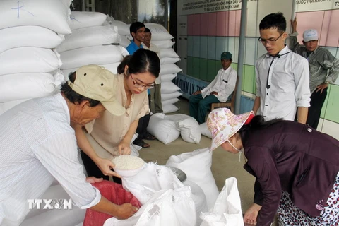 Cấp phát gạo hỗ trợ cho người dân ở huyện Thuận Nam, Ninh Thuận. (Ảnh: Công Thử/TTXVN)