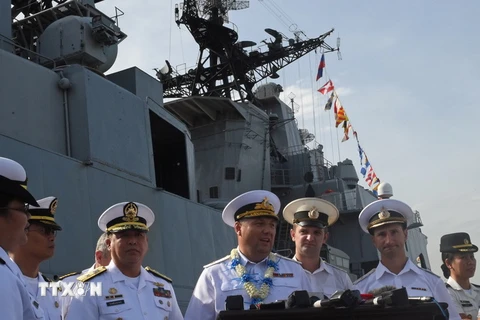  Tàu khu trục chống ngầm Admiral Tributs của Nga cập cảng Manila, Philippines ngày 3/1/2017. (Nguồn: EPA/TTXVN) 
