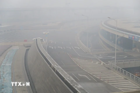 Sương mù dày đặc bao trùm sân bay quốc tế Bắc Kinh ngày 4/1/2017. (Nguồn: THX/TTXVN)