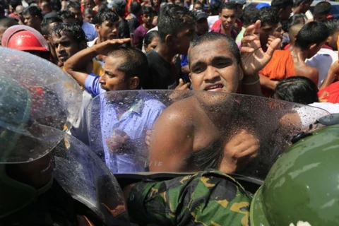 Người biểu tình Sri Lanka đụng độ với cảnh sát khi phản đối dự án của Trung Quốc. (Nguồn: Reuters)