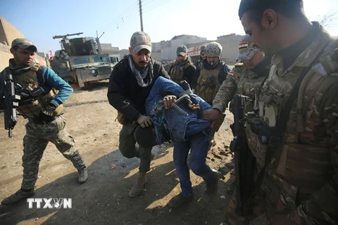 Lực lượng quân đội Iraq bắt giữ một đối tượng bị nghi thuộc tổ chức Nhà nước Hồi giáo (IS) tự xưng ở khu vực Al-Intisar, phía đông Mosul. (Nguồn: AFP/TTXVN)