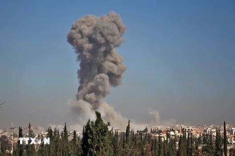 Khói bốc lên từ khu vực phía tây nam Aleppo. (Nguồn: AFP/ TTXVN)