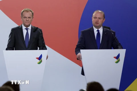 Chủ tịch Hội đồng châu Âu Donald Tusk (trái) và Thủ tướng Malta Joseph Muscat. (Nguồn: THX/TTXVN)