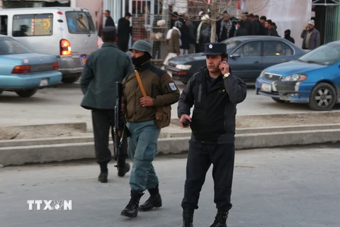 Lực lượng an ninh Afghanistan được tăng cường tại hiện trường vụ đánh bom ở thủ đô Kabul ngày 10/1/2017. (Nguồn: THX/TTXVN)