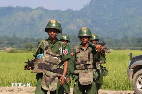 Binh sy Myanmar tuần tra tại khu vực làng Maungdaw, bang Rakhine. (Nguồn: AFP/TTXVN)