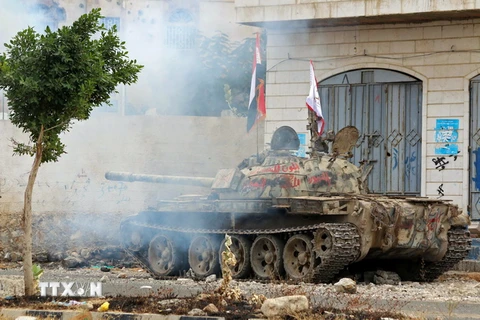 Binh sỹ Yemen bắn pháo trong cuộc giao tranh với phiến quân Houthi ở thành phố Taez. (Nguồn: AFP/TTXVN)