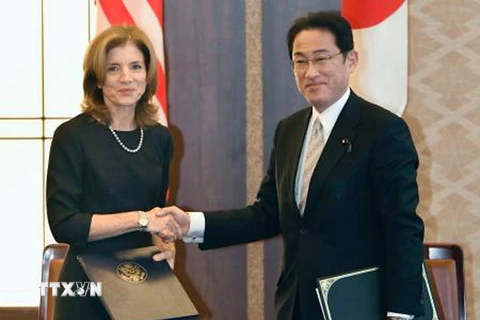Ngoại trưởng Nhật Bản Fumio Kishida (phải) và Đại sữ Mỹ tại Nhật Bản Caroline Kennedy (trái) tại lễ ký ở Tokyo. (Nguồn: Kyodo/TTXVN)