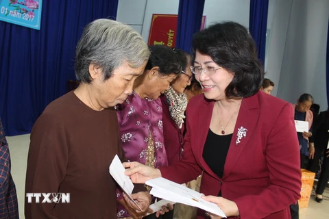 Phó Chủ tịch nước Đặng Thị Ngọc Thịnh tặng quà các gia đình chính sách và hộ nghèo. (Ảnh: Thanh Bình/TTXVN)