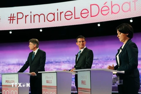 Cựu Thủ tướng Pháp Manuel Valls (giữa) và các ứng cử viên tại cuộc tranh luận trực tiếp trên truyền hình ở Paris ngày 12/1. (Nguồn: AFP/TTXVN)