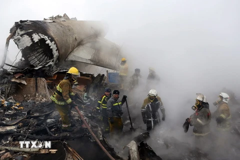 Nhân viên cứu hộ làm nhiệm vụ tại hiện trường vụ tai nạn. (nguồn: EPA/TTXVN)