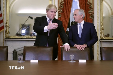 Chủ tịch Ủy ban Đối ngoại Thượng viên Mỹ Bob Corker (phải) tại cuộc gặp với Ngoại trưởng Anh Boris Johnson (trái) ở Washington, DC ngày 9/1/2017. (Nguồn: AFP/TTXVN)