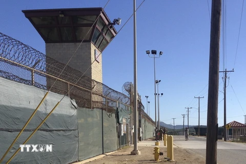 Bên ngoài trại giam số 6 tại trung tâm giam giữ của quân đội Mỹ trên Vịnh Guantanamo ngày 10/12/2016. (Nguồn: AP/TTXVN)