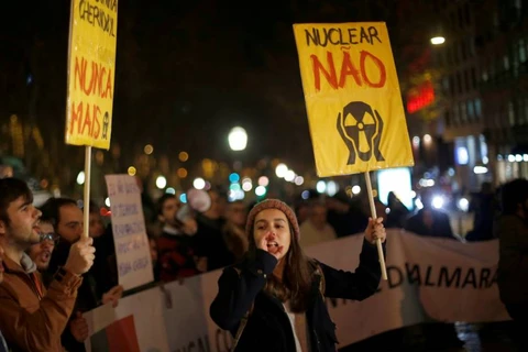 Các nhà hoạt động phản đối các nhà máy hạt nhân của Tây Ban Nha trước cửa ĐSQ Tây Ban Nha ở Lisbon. (Nguồn: Reuters)