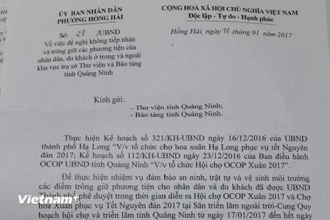 Văn bản của UBND phường Hồng Hải yêu cầu 2 đơn vị không được trông giữ xe. (Ảnh: Văn Đức/Vietnam+)