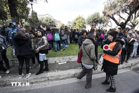 Học sinh và giáo viên sơ tán khỏi một trường học do lo ngại dư chấn sau trận động đất ở Rome ngày 18/1. (Nguồn: EPA/TTXVN)