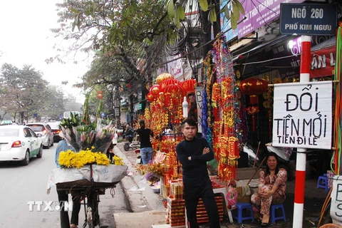 Dịch vụ đổi tiền lẻ hoạt động công khai trên phố Kim Ngưu, Hà Nội. (Ảnh: Minh Đức/TTXVN)