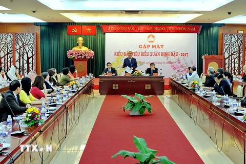 Ủy ban Trung ương MTTQ Việt Nam gặp mặt kiều bào tiêu biểu mừng Xuân Đinh Dậu 2017 tại TP. Hồ Chí Minh. (Ảnh: Thế Anh/TTXVN)