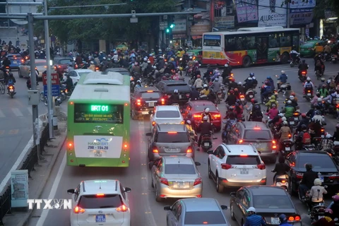 Các phương tiện tham gia giao thông lấn sang làn đường dành riêng cho xe buýt nhanh BRT 01 đoạn Giảng Võ-Láng Hạ. (Ảnh: Quang Quyết/TTXVN)