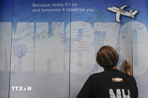 Thông điệp tưởng nhớ các nạn nhân MH370, nhân kỷ niệm hai năm vụ mất tích của chiếc máy bay này ở Kuala Lumpur, Malaysia ngày 6/3/2016. (Nguồn: EPA/TTXVN)