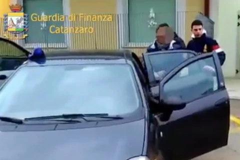 Cảnh sát Italy bắt giữ một nghi phạm trong đường dây buôn bán ma túy quốc tế. (Nguồn: uk.businessinsider.com)