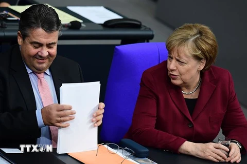 Thủ tướng Đức Angela Merkel (phải) và ông Sigmar Gabriel (trái) tại cuộc họp ở Berlin ngày 24/11/2016. (Nguồn: AFP/TTXVN)
