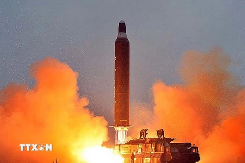 Tên lửa đạn đạo chiến lược tầm xa đất đối đất Hwasong-10 được phóng tại một địa điểm bí mật của Triều Tiên ngày 23/6/2016. (Nguồn: Reuters/TTXVN)