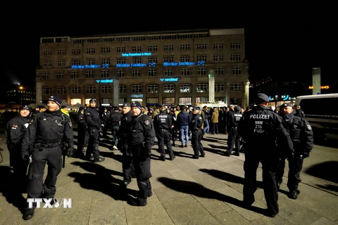 Cảnh sát Đức tăng cường an ninh tại khu vực nhà ga trung tâm ở Cologne. (Nguồn: AFP/TTXVN)
