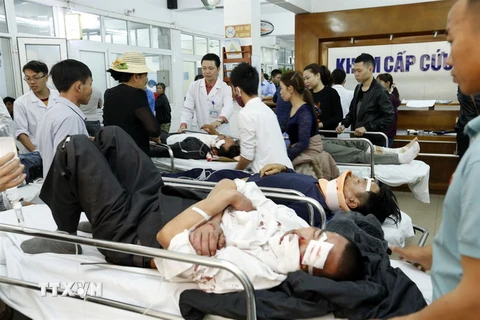 Bệnh viện Hữu nghị Việt Đức quá tải cấp cứu phẫu thuật các trường hợp tai nạn giao thông rất nặng từ các địa phương chuyển tuyến. (Ảnh: Dương Ngọc/TTXVN)