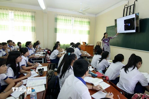 Máy tính được kết nối với màn hình LED lớn để giảng dạy, trường THPH Nguyễn Hữu Cảnh, Biên Hòa, Đồng Nai. (Ảnh: Minh Quyết/TTXVN)