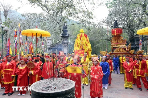 Lễ rước truyền thống tại hội đền Sóc. (Ảnh: Quang Quyết/TTXVN) 