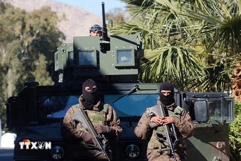 Lực lượng đặc nhiệm Tunisia gác tại thành phố Kasserine. (Nguồn: AFP/TTXVN)