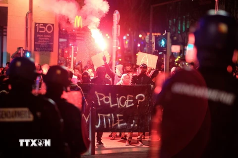Cảnh sát Pháp triển khai để ngăn chặn những người biểu tình quá khích tại Marseille ngày 10/2. (Nguồn: AFP/TTXVN)