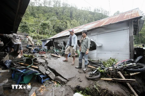 Dân làng tìm kiếm các các nạn nhân mất tích sau vụ lở đất tại Bangli, Bali ngày 10/2. (Nguồn: EPA/TTXVN)