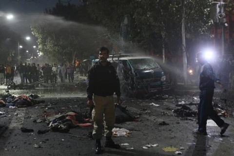 Lực lượng an ninh làm việc tại hiện trường vụ nổ ở trung tâm Lahore. (Nguồn: Reuters)