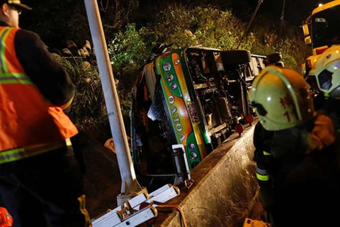 Hiện trường tai nạn xe buýt thảm khốc ở Đài Loan tối 13/2. (Nguồn: Reuters)