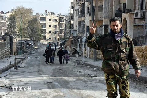  Binh sỹ quân đội Chính phủ Syria sau khi giành lại quyền kiểm soát thành phố Aleppo ngày 23/12. (Nguồn: EPA/TTXVN)