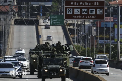 Xe quân sự của hải quân Brazil tuần tra tại các tuyến phố ở thành phố Vila Velha, bang Espirito Santo ngày 9/2. (Nguồn: EPA/TTXVN)