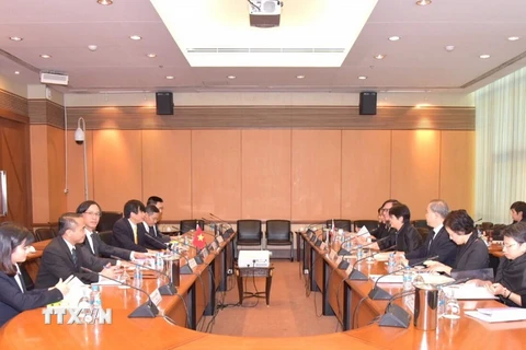 Thứ trưởng Bộ Ngoại giao Đặng Đình Quý và Bí thư Thường trực Bộ Ngoại giao Thái Lan Busaya Mathelin tại cuộc họp. (Ảnh: Sơn Nam/ TTXVN)