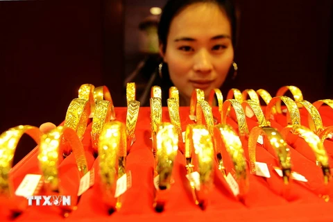 Trang sức bằng vàng được bày bán tại một cửa hàng ở tỉnh Sơn Đông, Trung Quốc . (Nguồn: AFP/TTXVN)