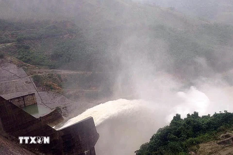 Công trình thủy điện Đakđrinh, Quảng Ngãi tiến hành xả điều tiết nước lòng hồ với lưu lượng xả qua tràn 140m3/s . (Ảnh: Nguyễn Đăng Lâm/TTXVN)