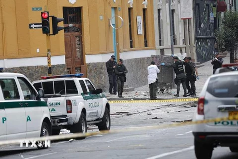 Cảnh sát Colombia điều tra tại hiện trường vụ nổ. (Nguồn: AFP/TTXVN)