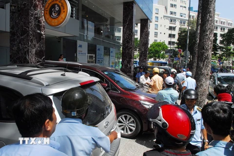 Xe ô tô đậu trên vỉa hè đường Nguyễn Thái Bình, lấn chiếm phần đường người đi bộ. (Ảnh: Mạnh Linh/TTXVN)