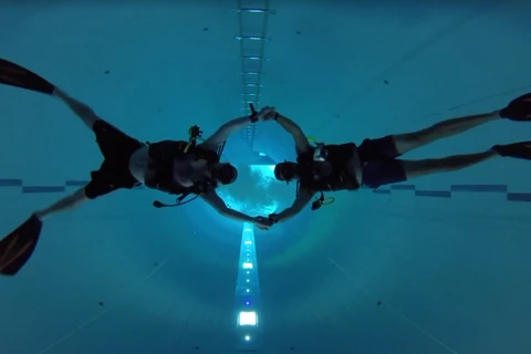 [Video] Khám phá bể bơi nước ấm sâu nhất thế giới ở Italy