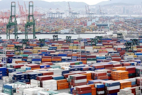 Các container hàng hóa tại cảng Busan. (Nguồn: AFP/TTXVN)