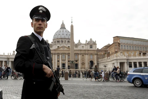 Cảnh sát Italy canh gác ở phía trước nhà thờ Saint Peter tại Rome. (Nguồn: Reuters)