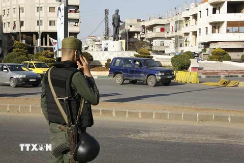  Lực lượng an ninh Chính phủ Syria gác tại một trạm kiểm soát ở Homs. (Nguồn: AFP/TTXVN)