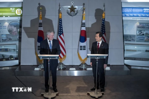 Bộ trưởng Quốc phòng Hàn Quốc Han Min-koo (phải) và Bộ trưởng Quốc phòng Mỹ James Mattis trong cuộc họp báo ở thủ đô Seoul, Hàn Quốc ngày 3/2. (Nguồn: AFP/TTXVN)